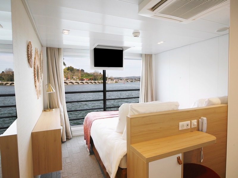 Middle Deck 2 Adjustable Twin Beds Cat A